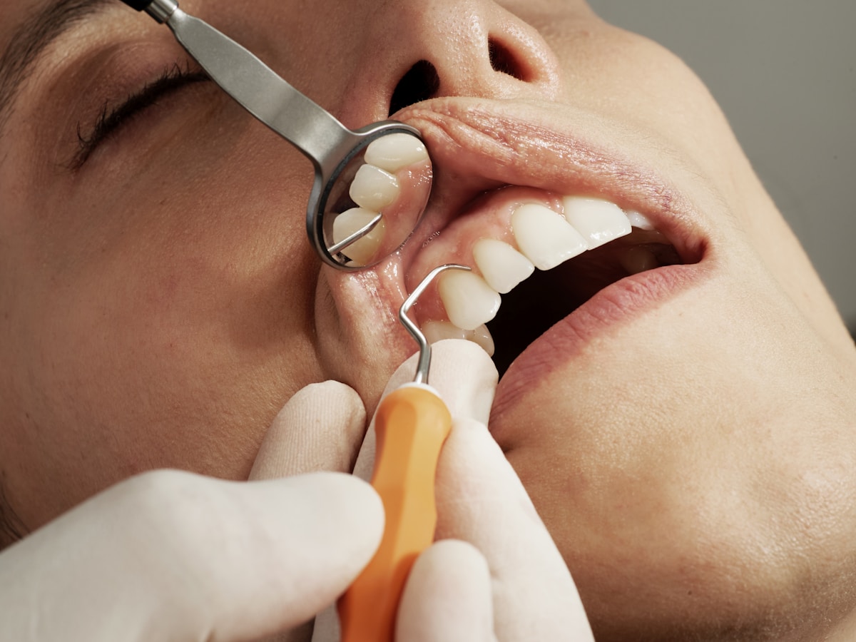 치과에서 치아 상태를 확인하는 진료 모습
